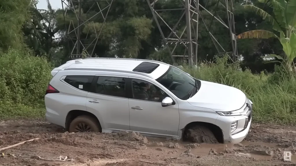 Pajero Sport Dakar Ultimate 4x4 tangguh saat offroad